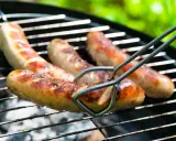 Bratwurst grillen: Saftige Würste brutzeln auf dem Rost, bereit für den Genuss.