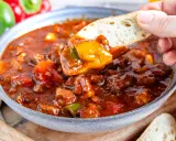 Herzhaftes Schaschliktopf Rezept mit Fleisch und Paprika, serviert mit frischem Brot.