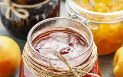 Frisch eingemachte Marmelade: Gläser mit roter und gelber Fruchtzubereitung, perfekt zum **gelee selber machen**.