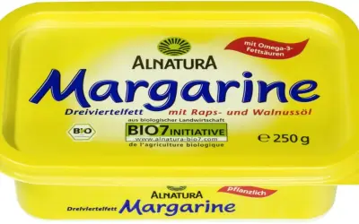 Alnatura Margarine, eine gesunde Margarine mit Raps- und Walnussöl, reich an Omega-3-Fettsäuren, aus biologischer Landwirtschaft.