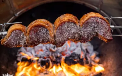 Saftiges Picanha am Spieß über glühender Kohle. Perfekt zum Picanha grillen für ein unvergessliches Geschmackserlebnis.