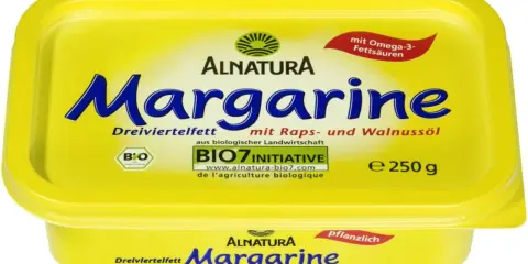 Alnatura Margarine, eine gesunde Margarine mit Raps- und Walnussöl, reich an Omega-3-Fettsäuren, aus biologischer Landwirtschaft.