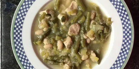 Herzhafter Bohneneintopf mit Fleischstücken und weißen Bohnen, ein tolles Rezept für kalte Tage.