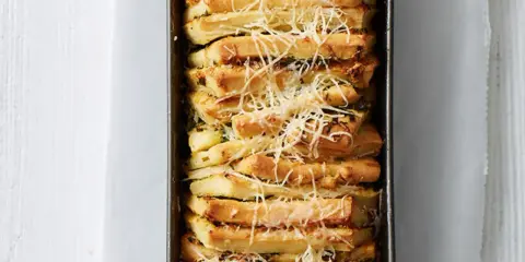 Zupfbrot-Rezept: Goldbraunes, überbackenes Brot mit Käse und Kräutern in einer Kastenform, bereit zum Zupfen.