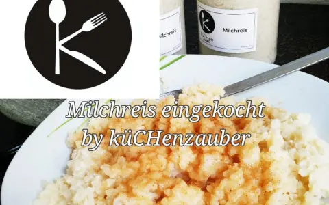 Milchreis eingekocht in Gläsern, bereit zum Genießen. Ein Löffel, Gabel und Messer bilden ein K im Kreis.