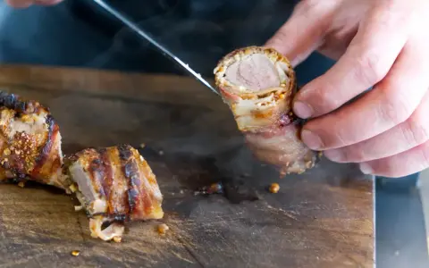 Ein saftiges Wildschweinfilet, in Speck gewickelt und knusprig gebraten. Dieses Rezept für Wildschweinfilet ist ein Genuss!