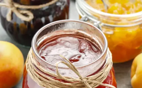 Frisch eingemachte Marmelade: Gläser mit roter und gelber Fruchtzubereitung, perfekt zum **gelee selber machen**.