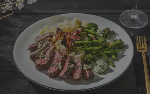 Perfekt gebratenes Hirschsteak mit Kartoffelpüree, Brokkoli und Kräuterbutter. So gelingt Hirschsteak richtig braten.