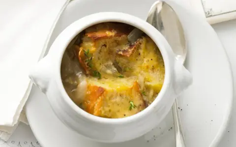 Herzhafte Zwiebelsuppe mit überbackenem Brot und Käse, ein köstliches Rezept für kalte Tage.