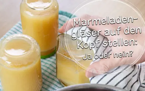 Drei frisch abgefüllte Marmeladengläser stehen auf dem Kopf. Die Frage: wie lange Marmelade auf den Kopf stellen?