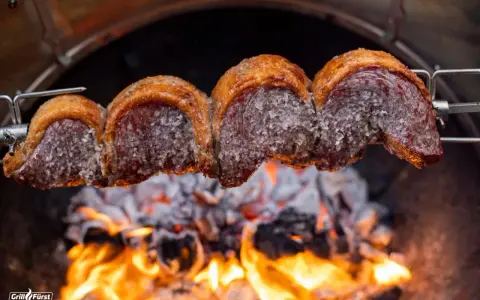 Saftiges Picanha am Spieß über glühender Kohle. Perfekt zum Picanha grillen für ein unvergessliches Geschmackserlebnis.