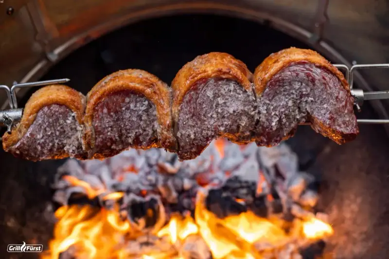 Saftiges Picanha am Spieß über glühender Kohle. Perfekt zum Picanha grillen für ein unvergessliches Geschmackserlebnis.